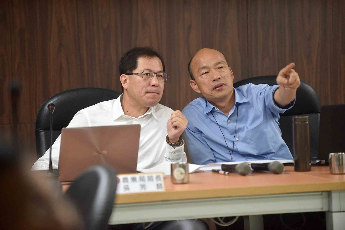 秋行軍蟲於彌陀區食用玉米田區嫩株中現蹤，高雄市長韓國瑜隨即於下午5時40分召開緊急應變中心第2次會議。 圖 : 高雄市政府/提供