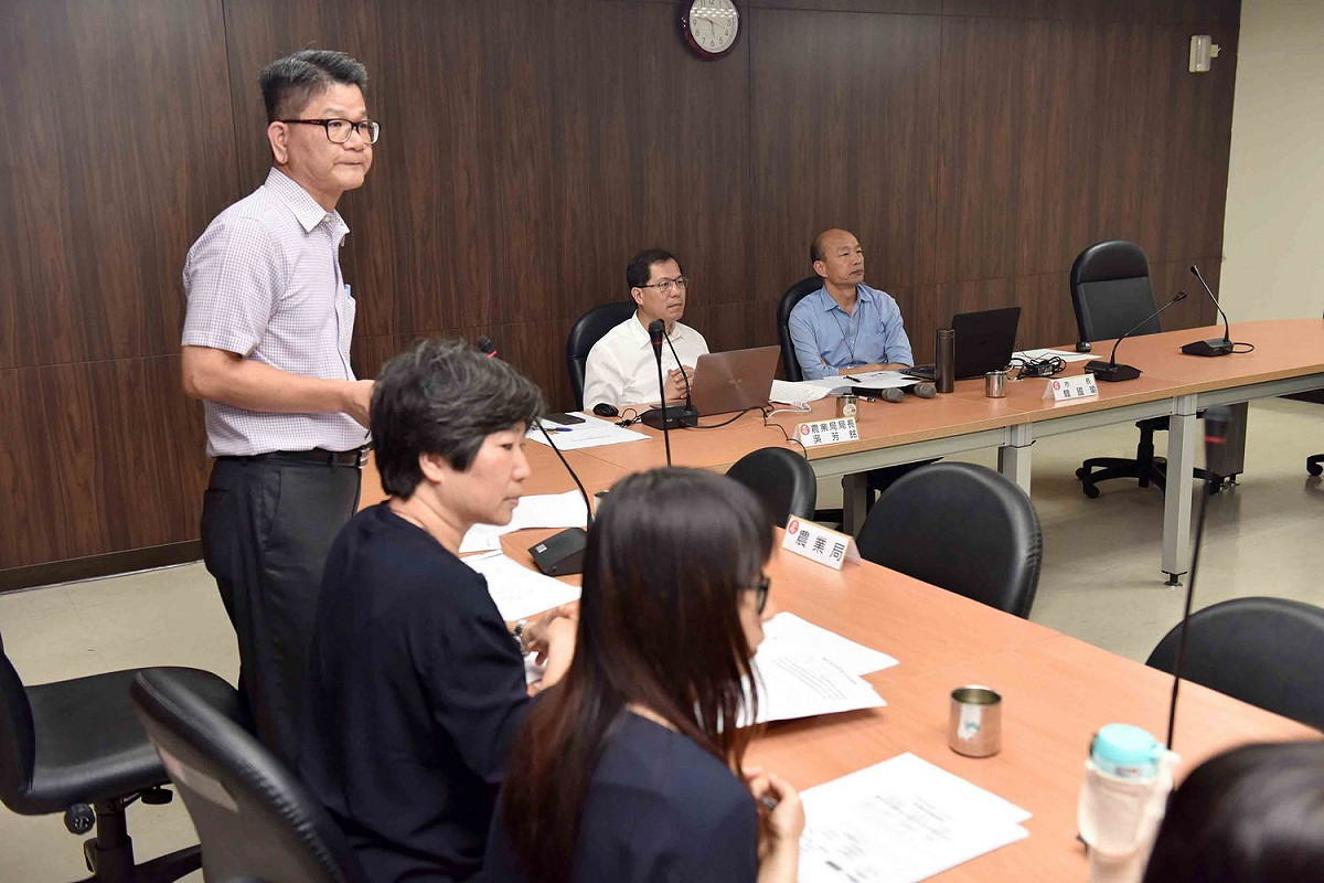 秋行軍蟲於彌陀區食用玉米田區嫩株中現蹤，高雄市長韓國瑜隨即於下午5時40分召開緊急應變中心第2次會議。 圖 : 高雄市政府/提供