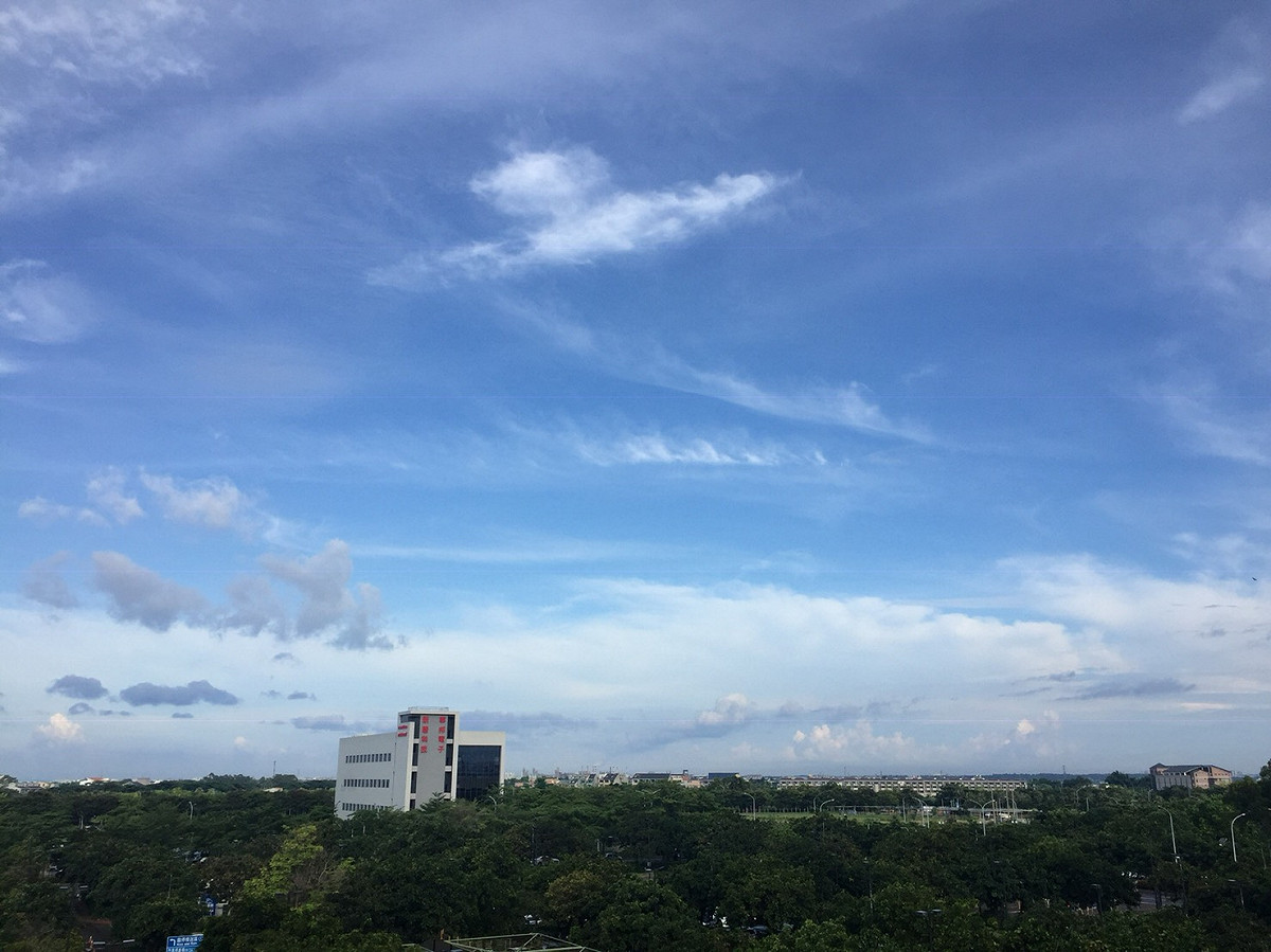 今（18）日各地天氣大致為多雲到晴的穩定天氣，西半部地區及東北部高溫約達34至35度。 圖：閻芝霖/提供