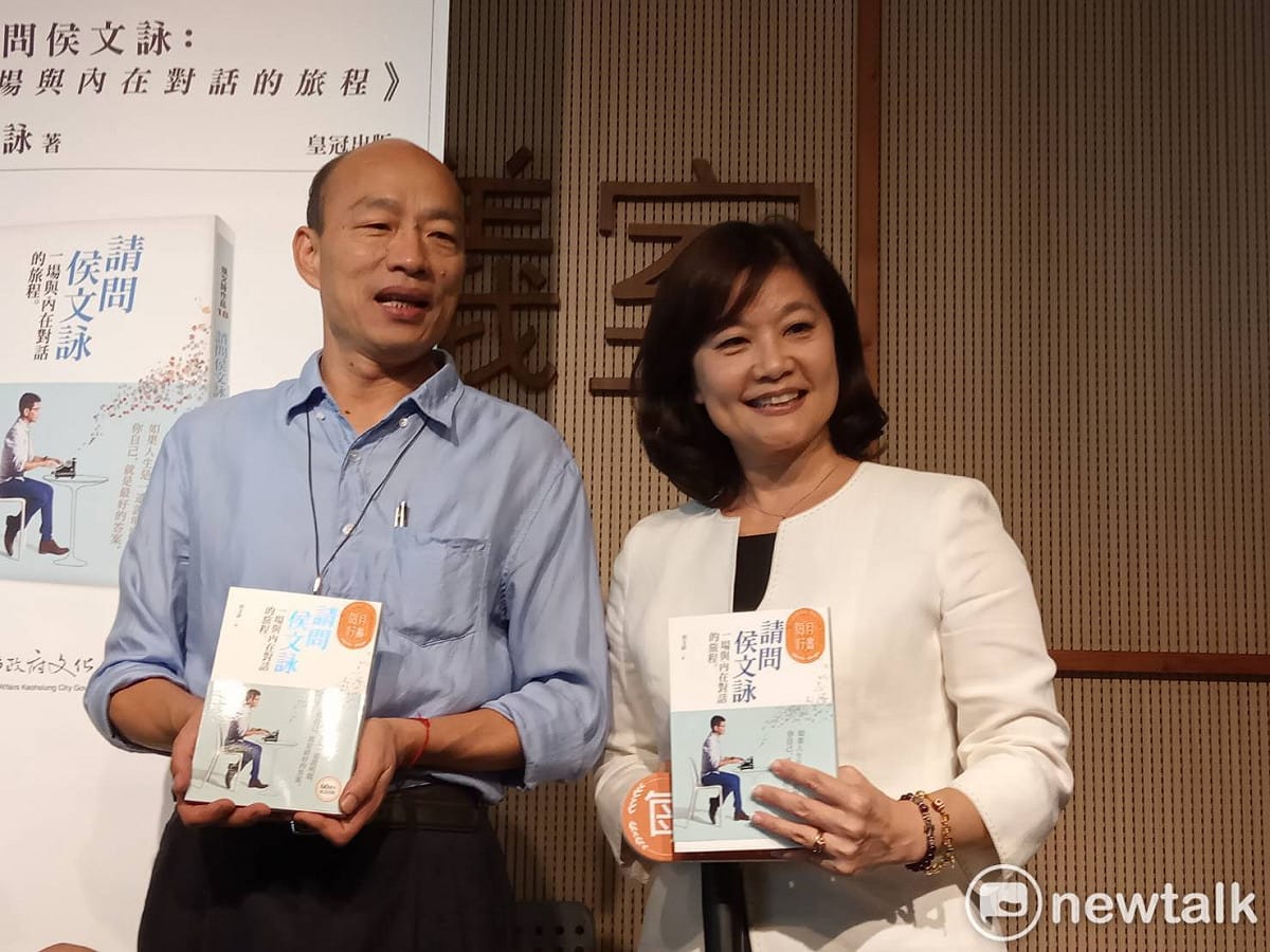 韓國瑜（左）與新任文化局長林思伶共同推薦六月好書。 圖：孫家銘／攝