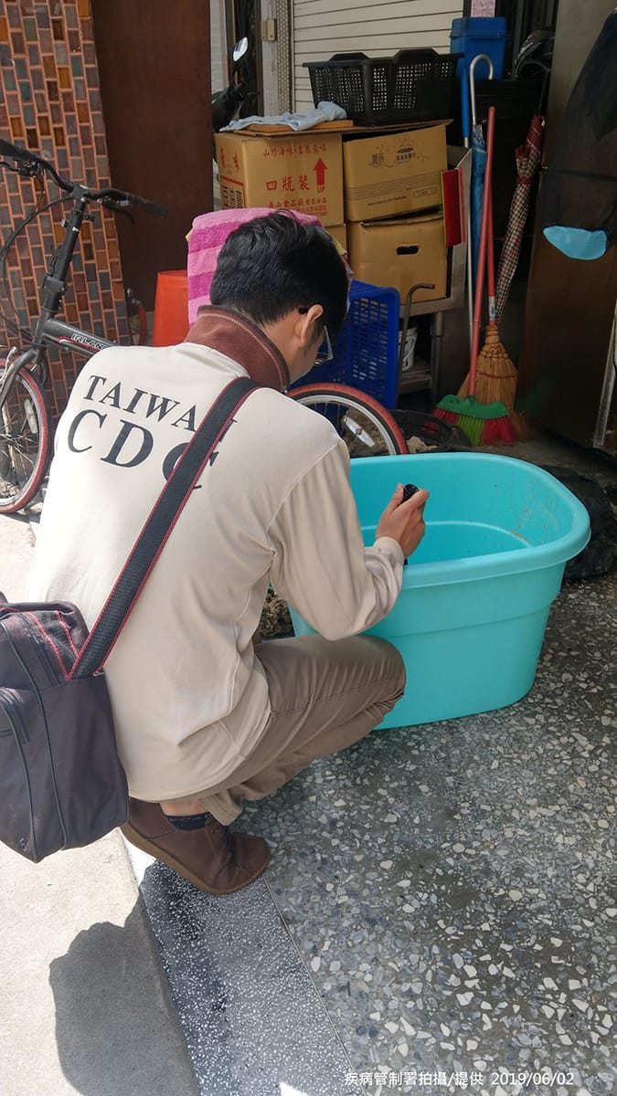 防疫人員於高雄查核病媒蚊孳生源。 圖：疾管署／提供