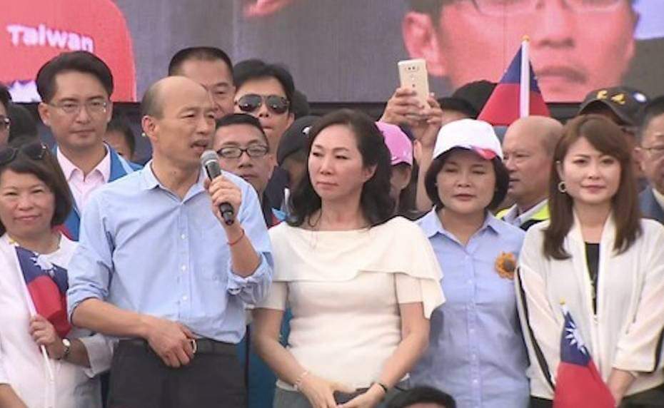 繼鴻海董事長郭台銘抨擊香港實施「一國兩制」證明是失敗的，另一角逐國民黨總統初選的高雄市長韓國瑜，15日在雲林造勢大會上更宣示，未來如果有機會當上中華民國總統，保證「一國兩制」絕對不會在台灣這塊土地出現，「除非、除非、除非、Over my dead body」。據稱，上述這些說法已在對岸發酵。 圖：翻攝自韓國瑜臉書