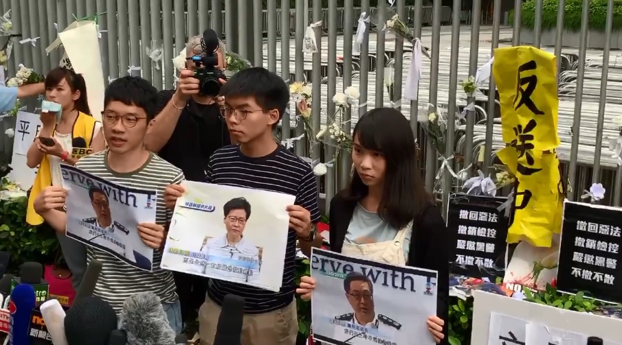 香港眾志秘書長黃之鋒（右二）表示，200萬人遊行只換來林鄭月娥「不真誠和虛偽的道歉」。 圖：翻攝黃之鋒臉書直播