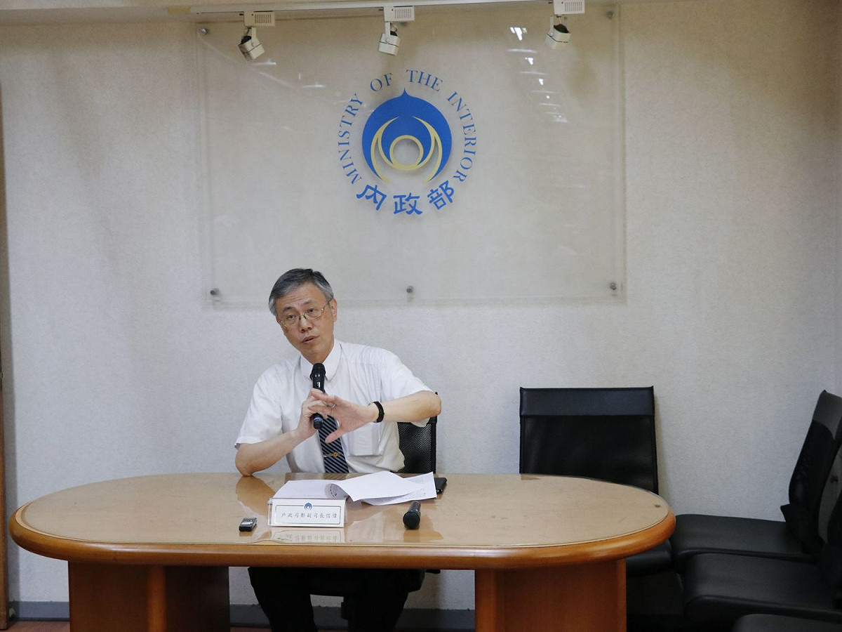 戶政司副司長鄭信偉今（19）天在內政部例行記者會說明今年7月1日起，國軍人員到戶政事務所辦理結婚、新生兒出生或家屬死亡登記，戶所將協助通報國防部申請婚、育、喪、殮等相關補助，落實政府一站式的服務。 圖：內政部提供