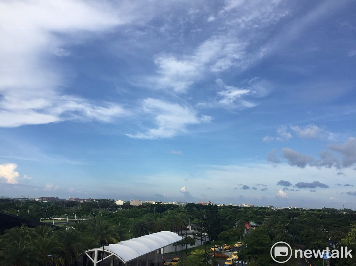 中央氣象局表示，今天北部及東半部大多為多雲到晴，全台普遍高溫在攝氏33、34度 圖：閻芝霖/攝