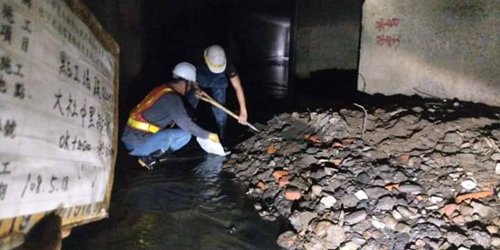 韓國瑜PO出清除下水道嚴重淤積的照片。 圖：翻攝韓國瑜臉書