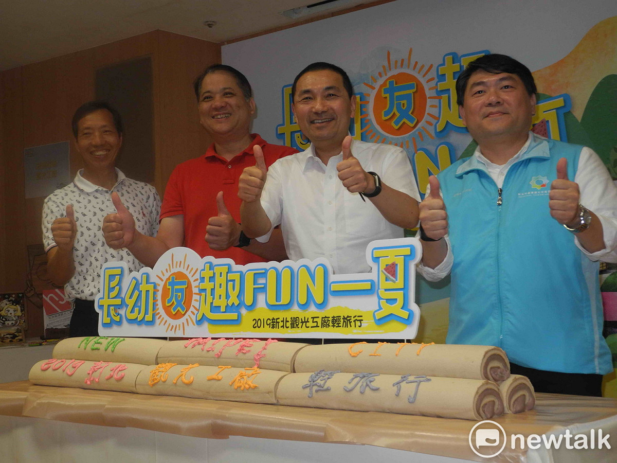 侯友宜在觀光工輕旅行記者會，以蛋糕寫字為活動揭開序幕。 圖：王峻昌/攝
