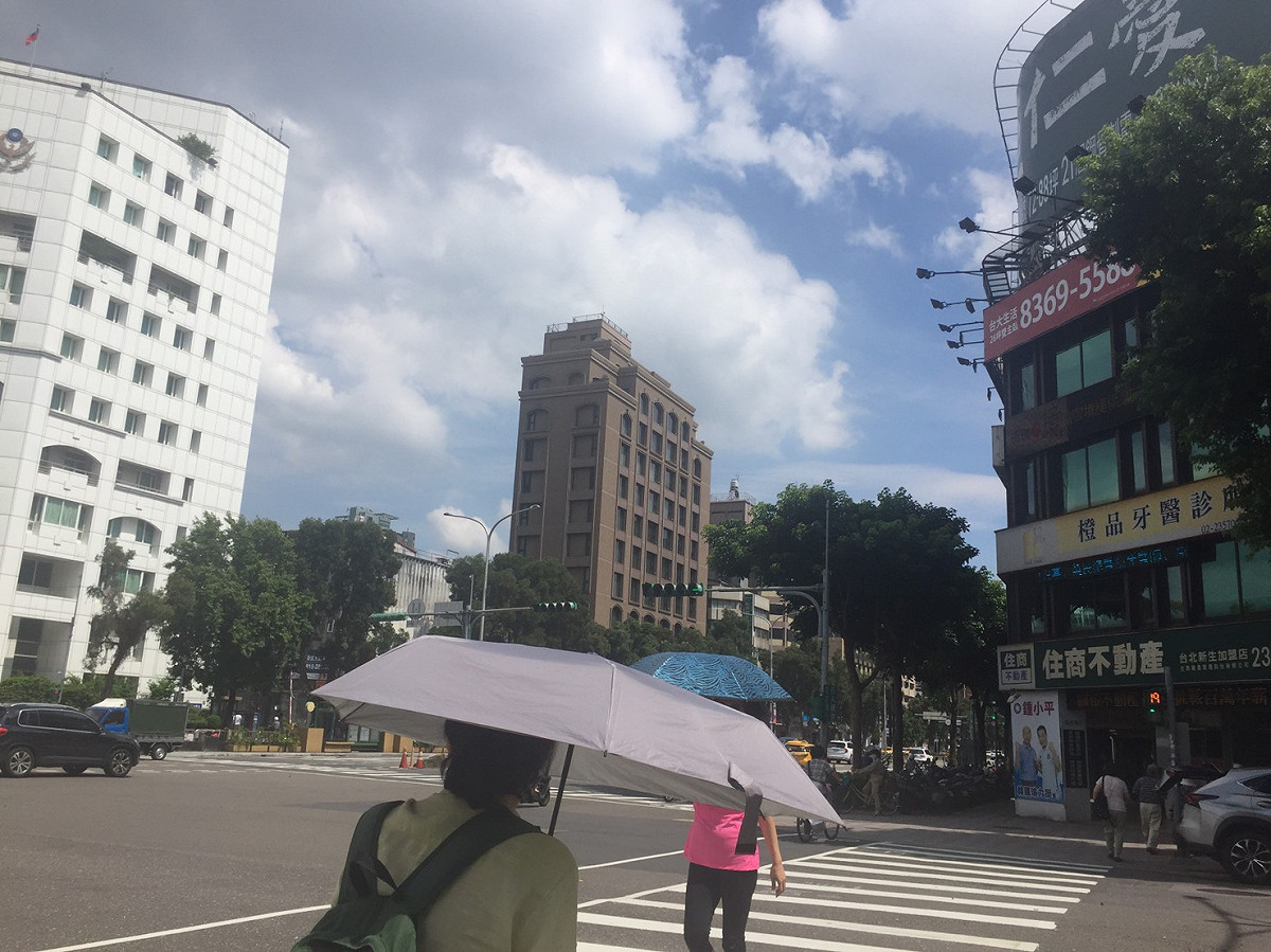 今天太平洋高壓勢力仍偏強，各地大致為多雲到晴的穩定天氣，外出請注意防曬，並多補充水份以避免中暑。 圖：閻芝霖/提供