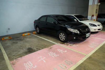 粉紅色的車位為親子車格。 圖：取自台中市政府交通局官網