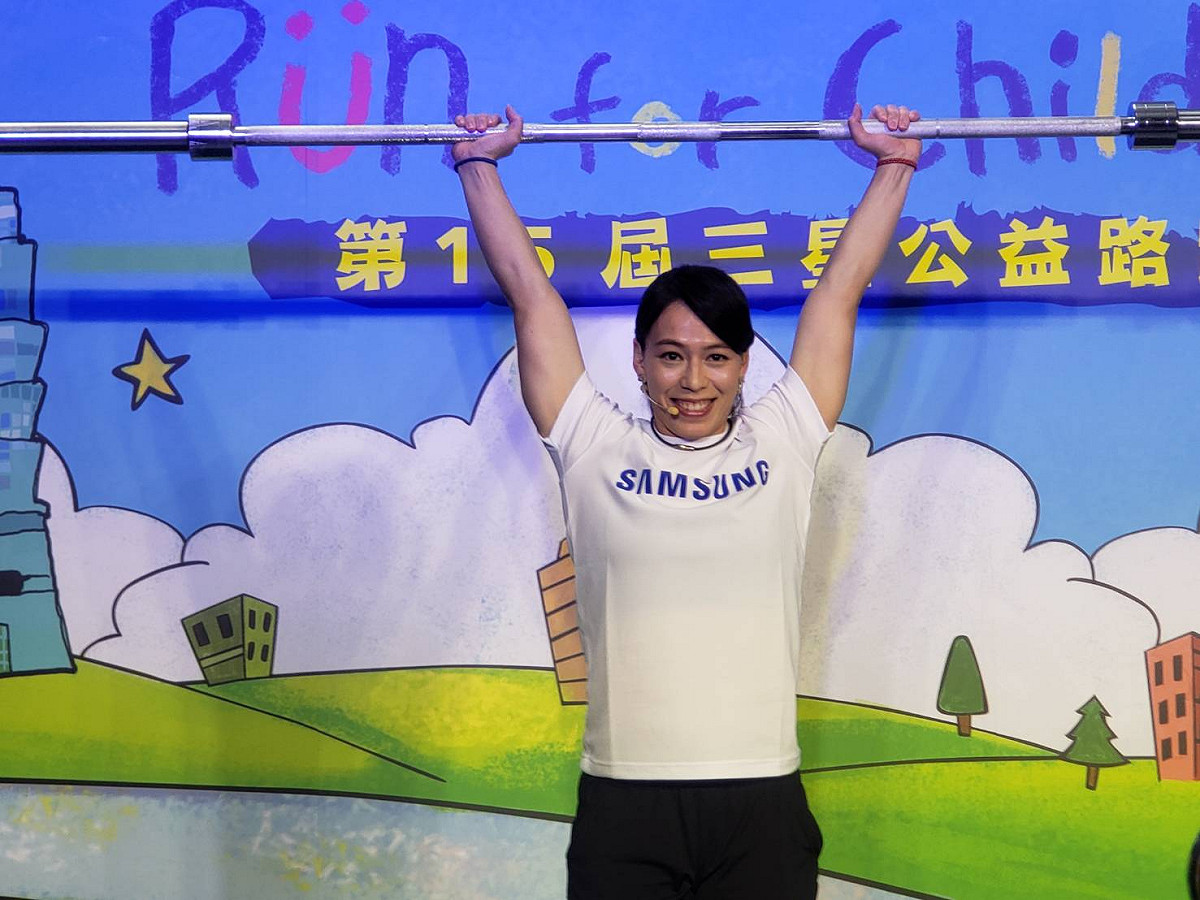 「舉重女神」郭婞淳在三星2019第15屆公益路跑「Run For Children」記者會上試舉。 圖／黃建霖攝