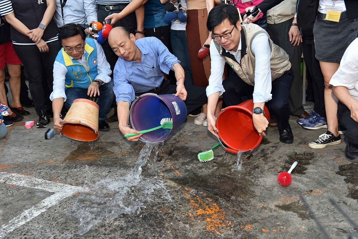陳其邁、韓國瑜、陳宜民(右至左)示範清空容器防登革熱病媒蚊。 圖：高雄市政府／提供