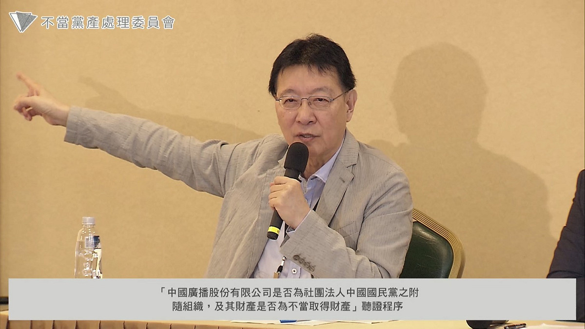 黨產會擬針對中廣公司將原台灣放送協會總部土地（即現仁愛路宏盛帝寶基地）出售得利追徵。對此，中廣董事長趙少康嗆說，冤有頭、債有主，去找劉泰英跟李登輝要。 圖：翻攝直播畫面