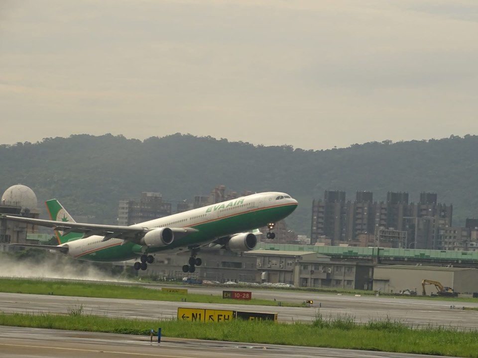 桃園市空服員職業工會 6 月 7 日取得合法罷工權後，今（ 20 ）日將首度與長榮航空舉行協商會議。 圖／記者呂炯昌攝