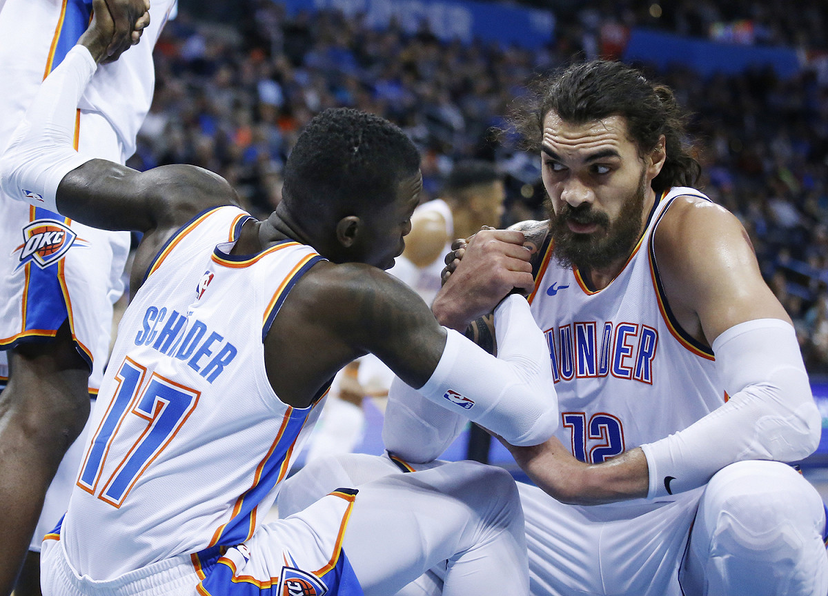 雷霆中鋒Steven Adams(右)和後衛Dennis Schroder。 圖／美聯社／達志影像