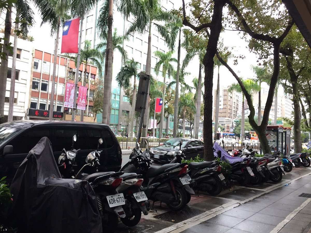 台北市停車管理工程處今（20）日宣布，台大醫院、忠孝復興站、及遼寧街周邊5607格機車格自7月8日起納入收費。(機車停車格示意圖) 圖：閻芝霖/提供