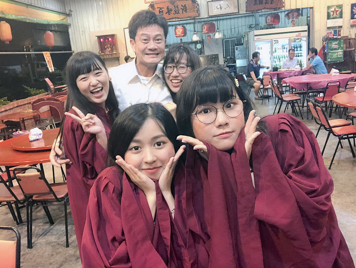 許菀芸（前排右）、蔡依璇（前排左）、陳沛辰（後排右）與曾珈琳（後排左）順利畢業。 圖 : 曾珈琳/提供