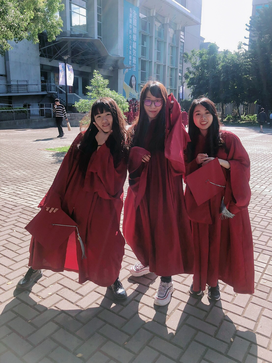 蔡依璇（右起）、陳沛辰與曾珈琳同學遭遇氣爆，樂觀面對生活，今年順利畢業。 圖 : 曾珈琳/提供