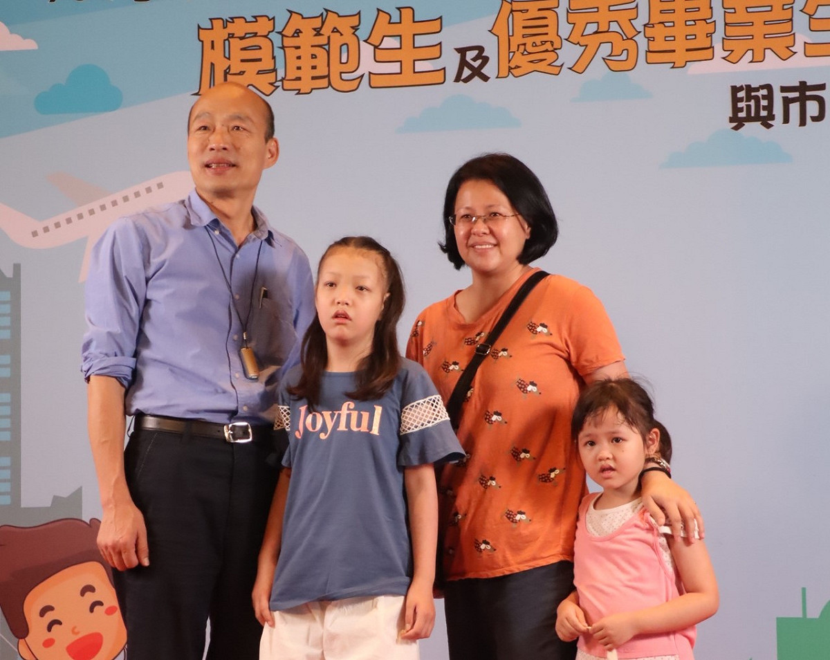 韓國瑜(左一)與畢業生及家屬合影。非嗆聲當事人。 圖  :   高雄市教育局／提供