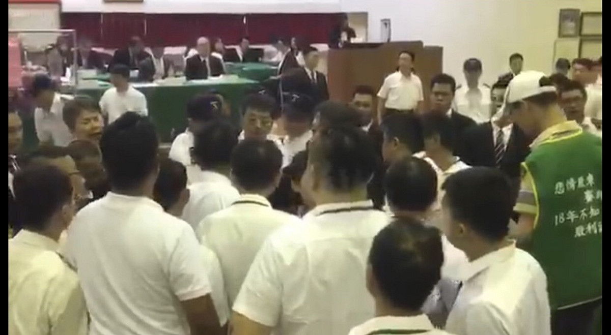 股東們在大同公司股東會上向林郭文艷表達抗議。 圖 : 民眾/ 提供