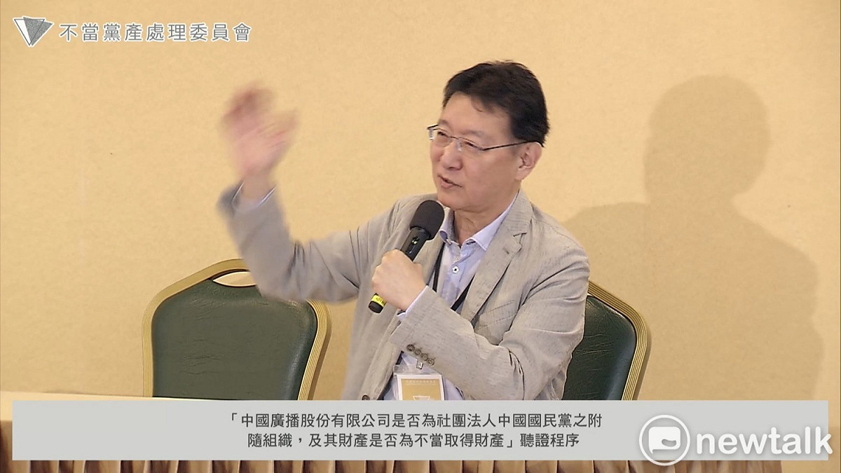中廣董事長趙少康在今（20）天的聽證會中強調，他只有買廣播頻道，屬於無形資產，並沒有涉及土地和資產的部份，而且還「買貴了」。 圖：擷自直播畫面