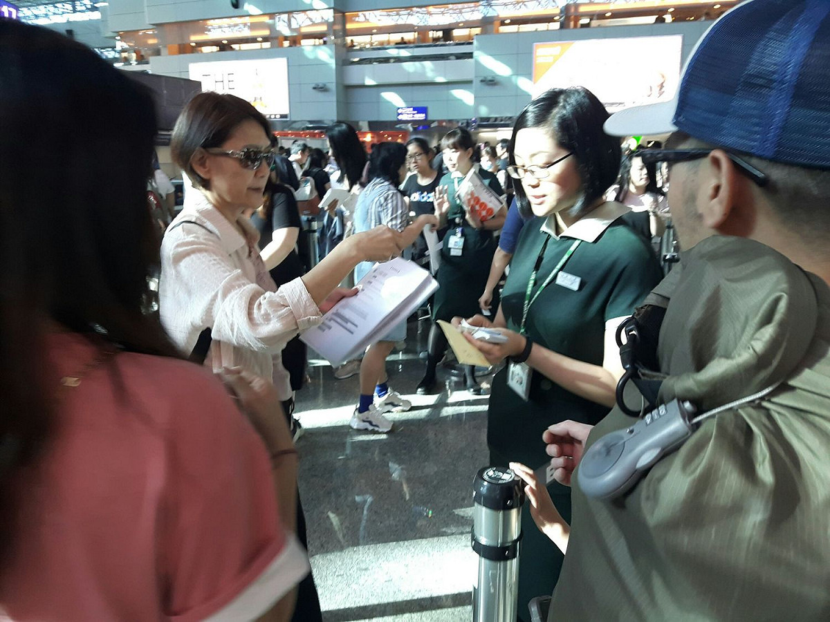桃園機場長榮航空櫃台已經開始聚集民眾。 圖：林昀真／攝