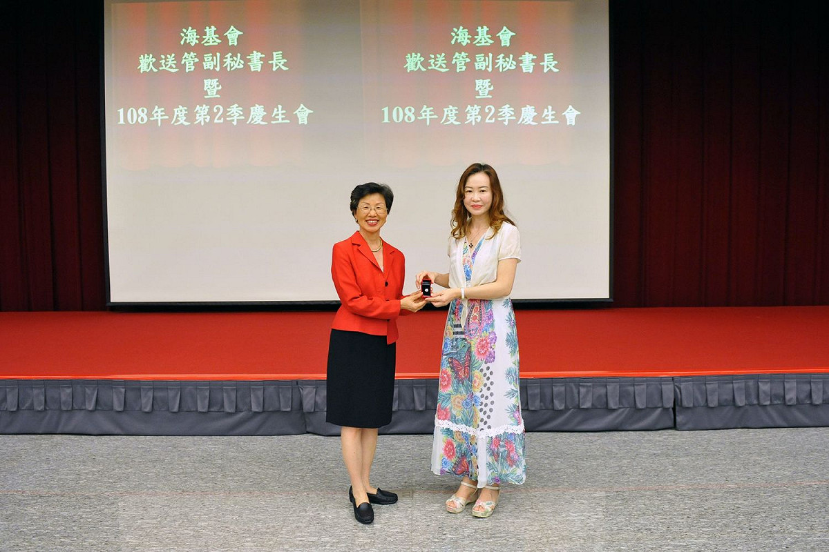 海基會董事長張小月（左）今(20)日致贈「琉璃獎座」，感謝管安露（右）對海基會的貢獻。 圖：海基會提供
