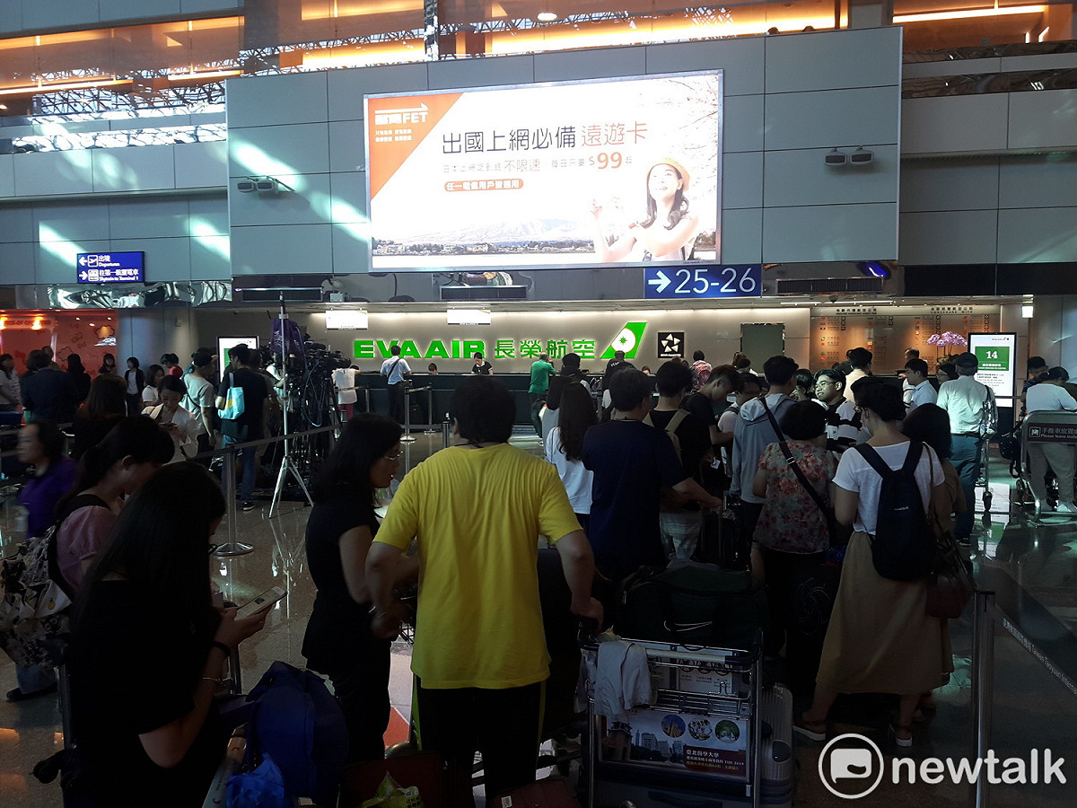 桃園機場長榮航空服務櫃台從下午３點多開始陸續有上百位旅客排隊處理因罷工取消班機而需要改換票作業。 圖：林昀真／攝