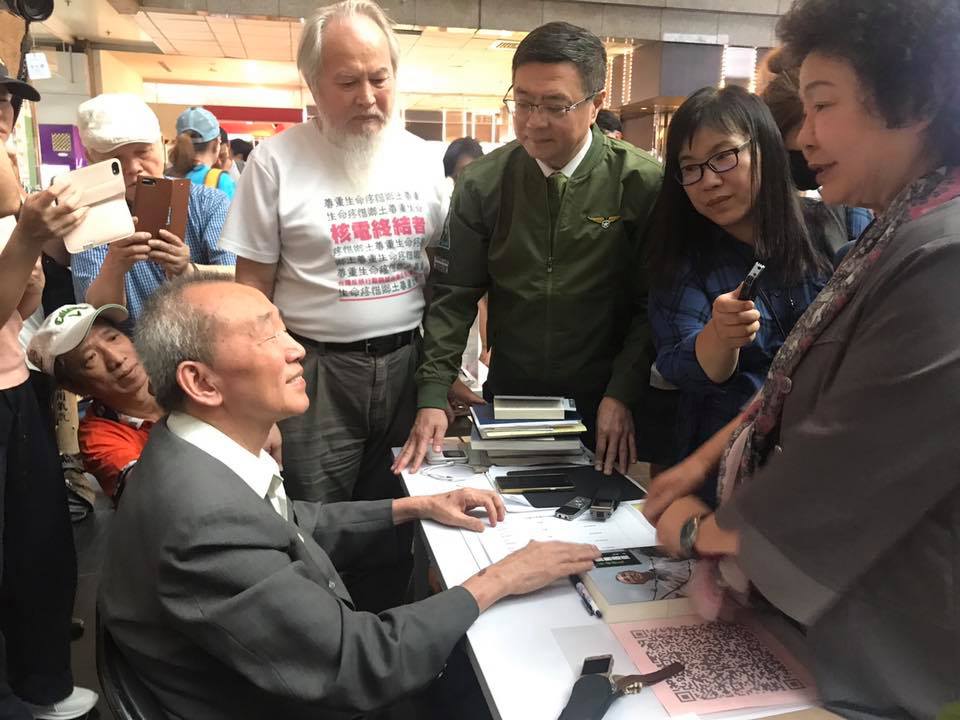 行政院秘書長陳菊以及民進黨黨主席卓榮泰前往台北車站探視絕食中的前國策顧問黃華。 圖：取自陳菊臉書
