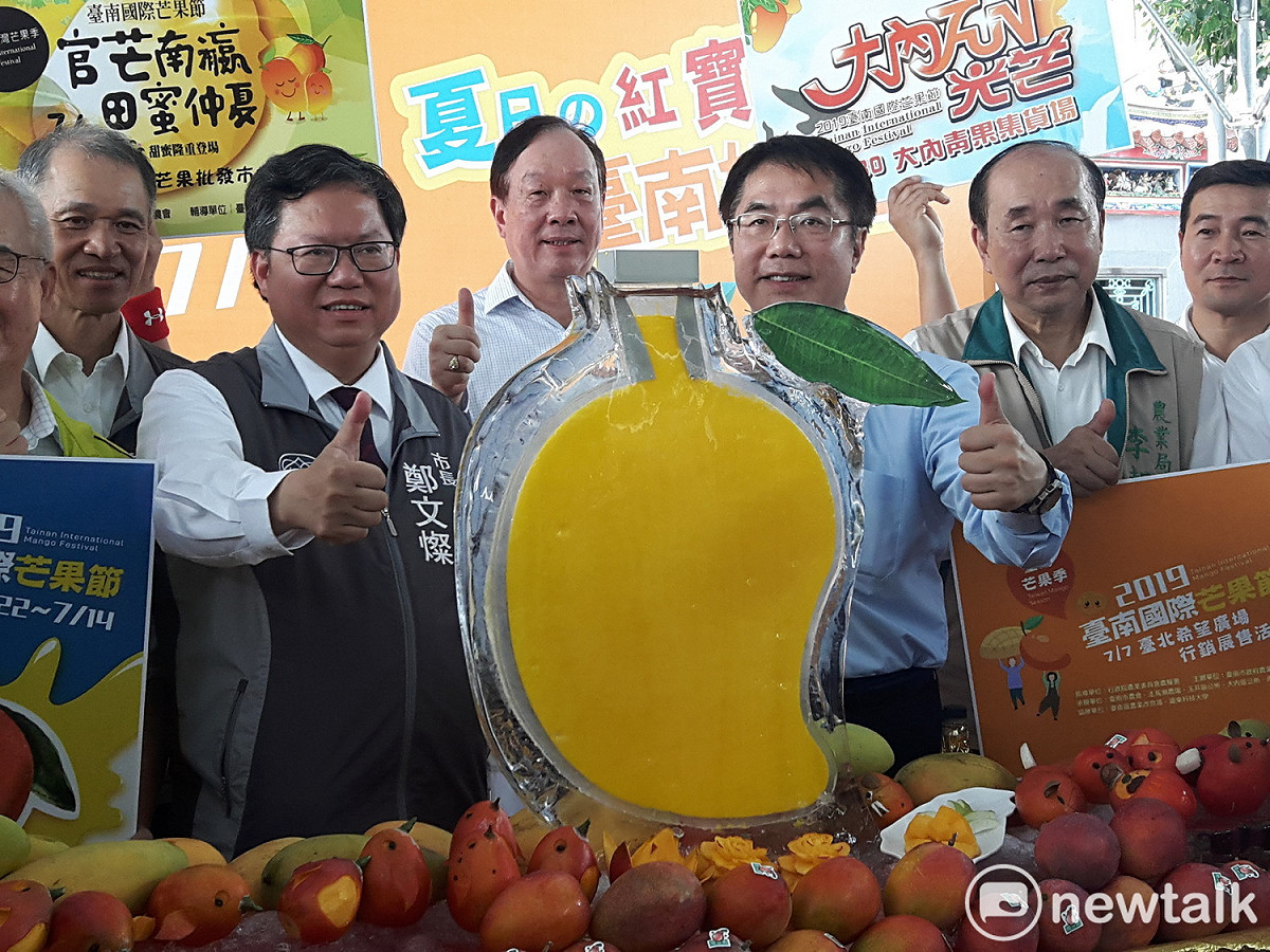 台南市長黃偉哲親自領軍和桃園市長鄭文燦合體促銷台南芒果。 圖：林昀真／攝
