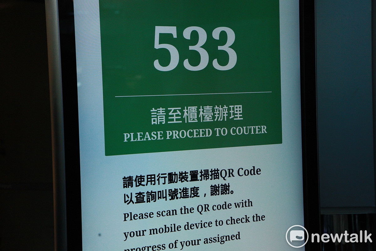 長榮罷工第二天上午，排隊等候退換票旅客已超過5百組。 圖：林昀真/攝