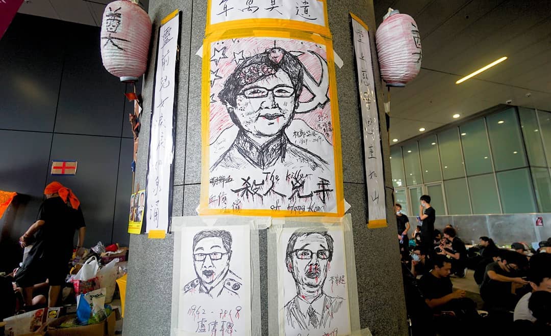 市民對於香港政府不回應關於修訂「逃犯條例」的訴求相當不滿，因此kuso特首林鄭月娥等相關政府人員的畫像，貼在立法會外的柱子上。 圖：翻攝自社會民主連線臉書