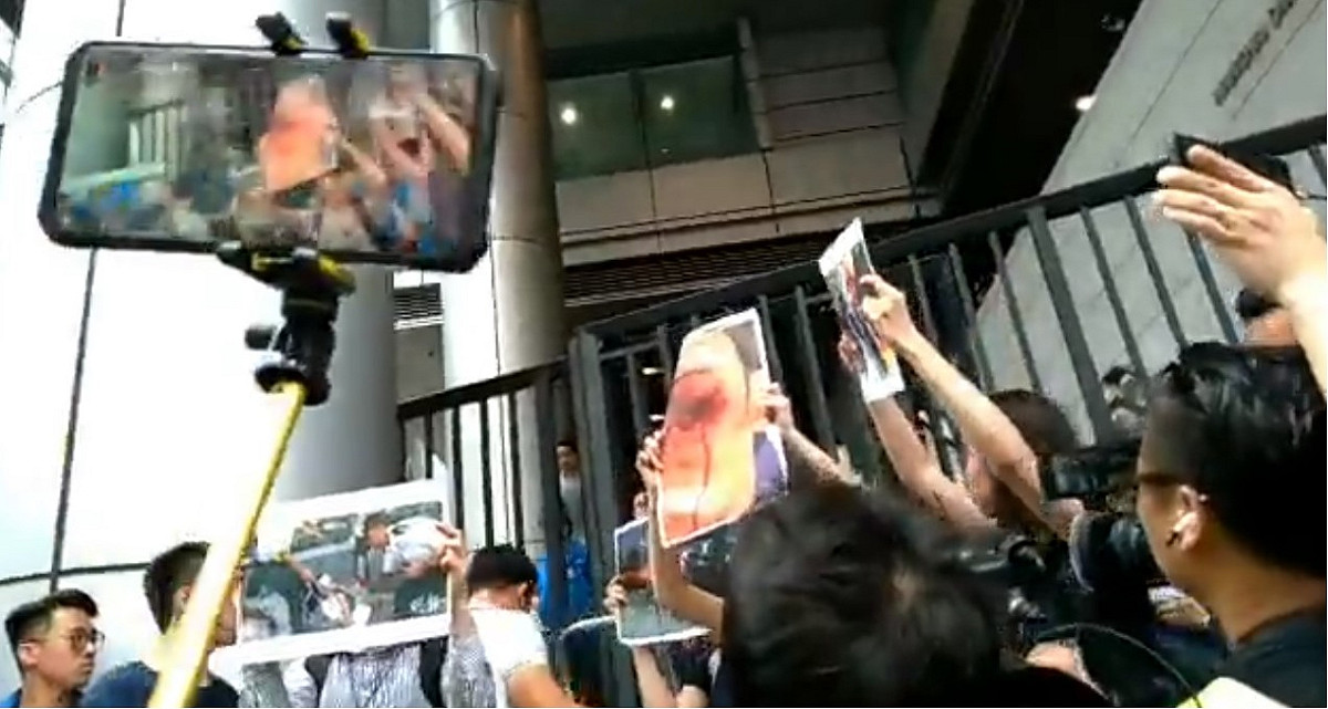 近百名抗議民眾聚集香港警察總部前，要求律政司針對「612反送中暴動」回應負責，還不斷疾呼要警務處處長盧偉聰及保安局局長李家超下台。 圖：翻攝自社會民主連線臉書