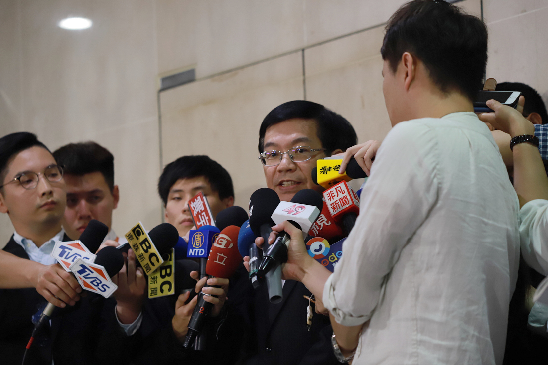 政務次長王國材昨晚與今日接受媒體訪問，表示交通部會做好疏運工作。（6月20日攝） 圖：謝佳真／攝