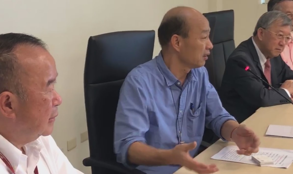高雄市長韓國瑜昨日在臉書連開六場直播，引起外界討論，有人質疑此舉是為了衝聲量，但他回應，是有人想知道市長忙什麼。 圖：翻攝自韓國瑜臉書