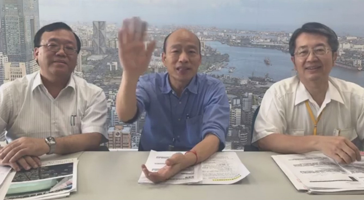 韓國瑜昨日開直播和衛生局局長林立人、環保局長袁中同框，請他們報告關於登革熱、愛河顏色改變、空氣污染改善等議題。 圖：翻攝自韓國瑜臉書