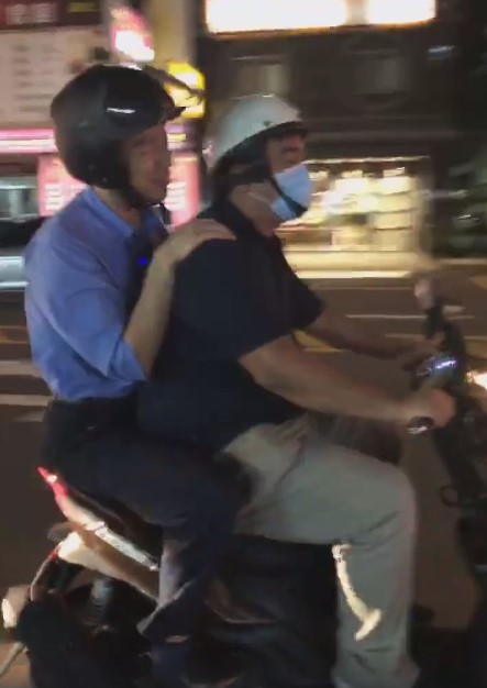 為了監督路平政策結果，韓國瑜和幕僚們昨晚一邊騎乘機車，一邊直播，向大家公開報告。 圖：翻攝自韓國瑜臉書