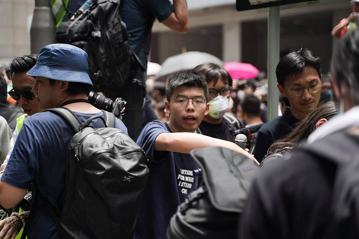 香港眾志秘書長黃之鋒在香港灣仔警察總部，表示需要出來與市民談判的，並不是什麼談判專家，而是盧偉聰本人！ 圖：翻攝黃之鋒 Joshua Wong臉書