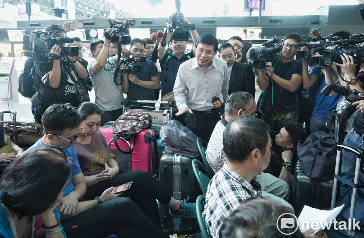 長榮罷工，交通部政次王國材至桃園機場關切受影響的旅客。 圖 : 張良一/攝
