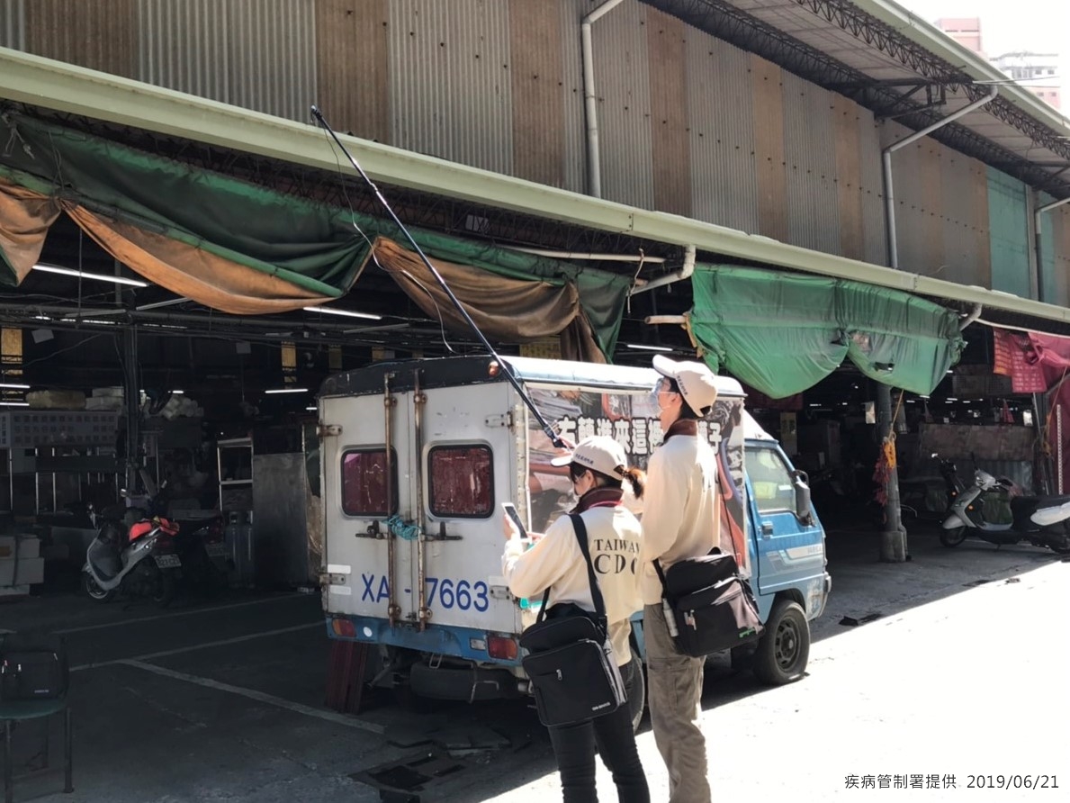 疾管署防疫人員探查金獅湖市場隱藏性孳生源。 圖：疾管署／提供