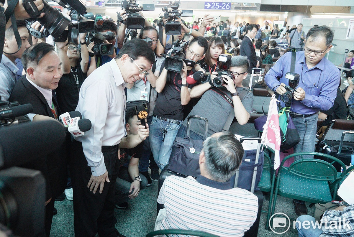 交通部次長王國材下午到桃機巡視罷工事件後的機場各項應變措施，同時向行程受到影響的旅客致意。 圖：張良一/攝