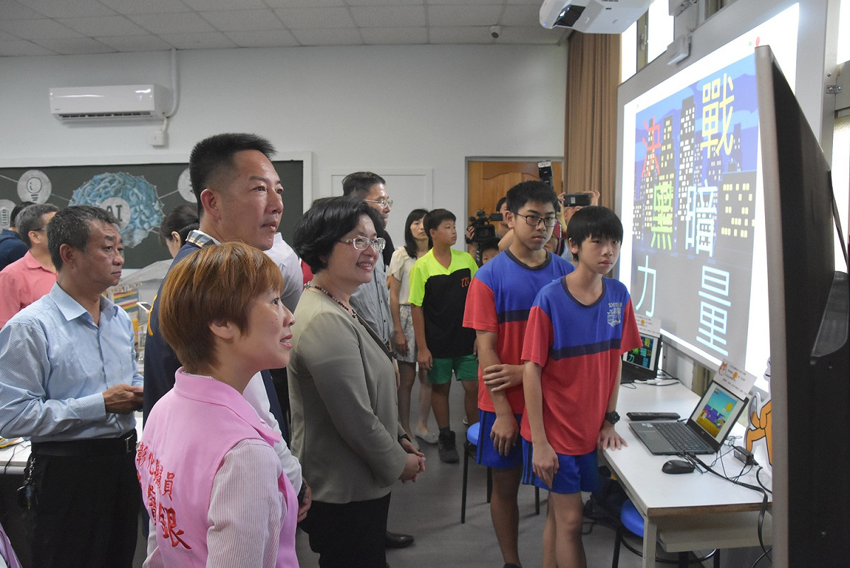彰化縣國中小學生體驗AIoT智慧聯網的各項設備。 圖：彰化縣政府/提供