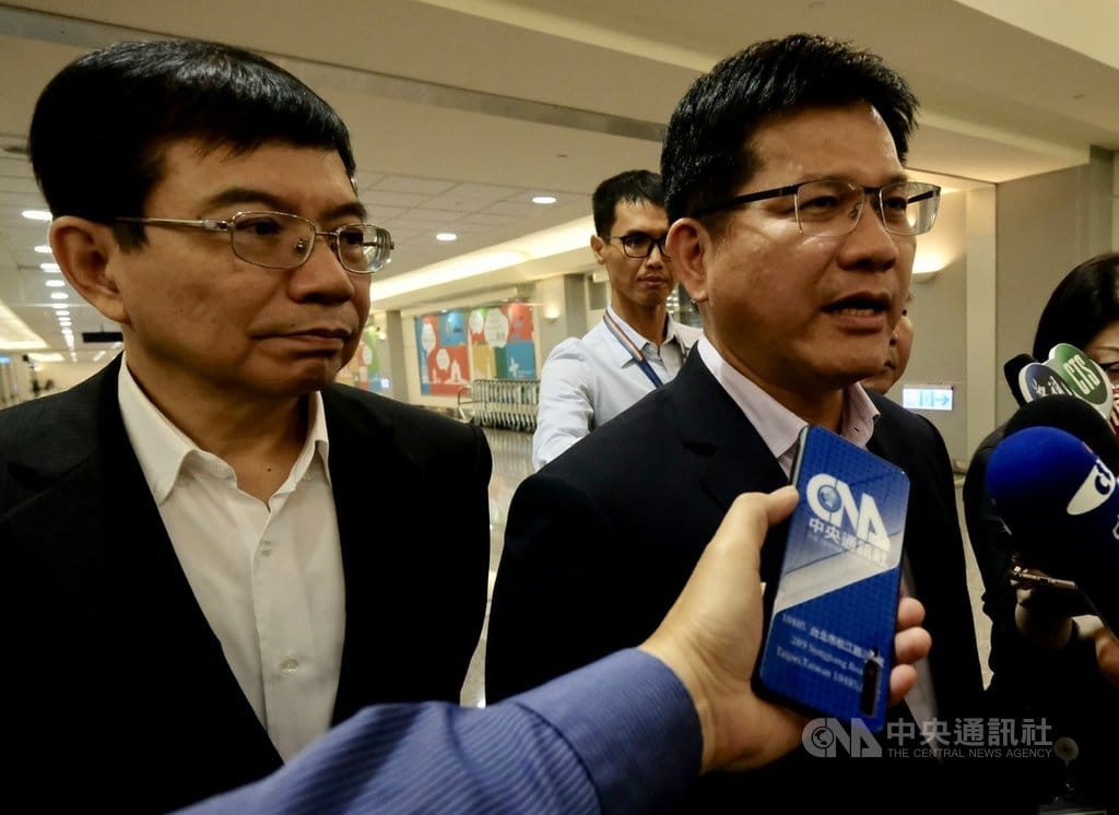 交通部長林佳龍（右）22日清晨搭機返台，他在受訪時期待勞資雙方儘速回到談判桌，用談判來解決爭議，並呼籲雙方「縮小差異，形成共識」，減少罷工事件對旅客與航空的衝擊。 圖/中央社