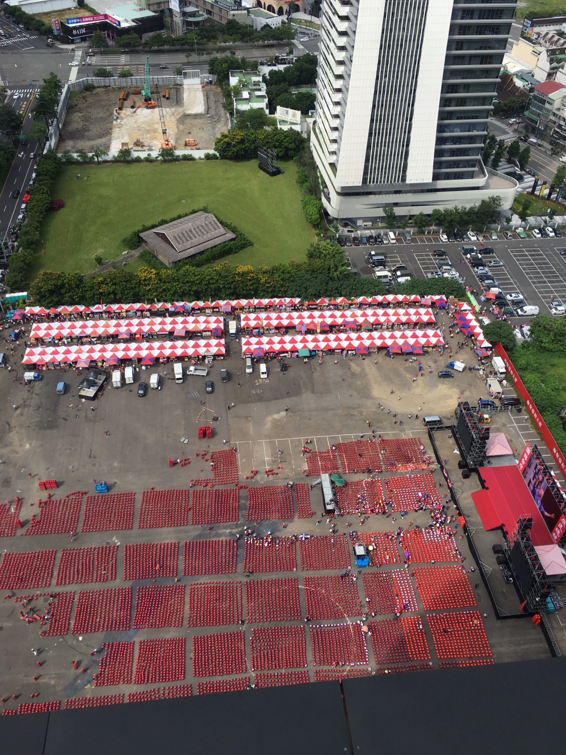 高雄市長韓國瑜今晚將在台中舉行造勢大會，位於七期重劃區內河南路、市政北二路口的會場，一早陸續湧入遊覽車及人潮，引發附近居民抱怨，假日來亂根本就是擾民活動。 圖：讀者提供