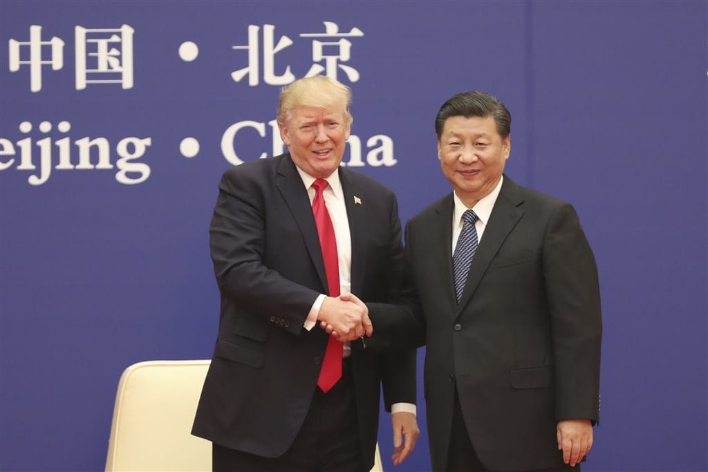 美國總統川普（左起）與中國領導人習近平將在G20峰會見面，但美國政府仍在川習會前夕，將5家中國的科技單位列為黑名單，禁向美國採購零組件。圖為2017年11月川普與習近平在北京會面。 圖/中央社（檔案照片／中新社提供）