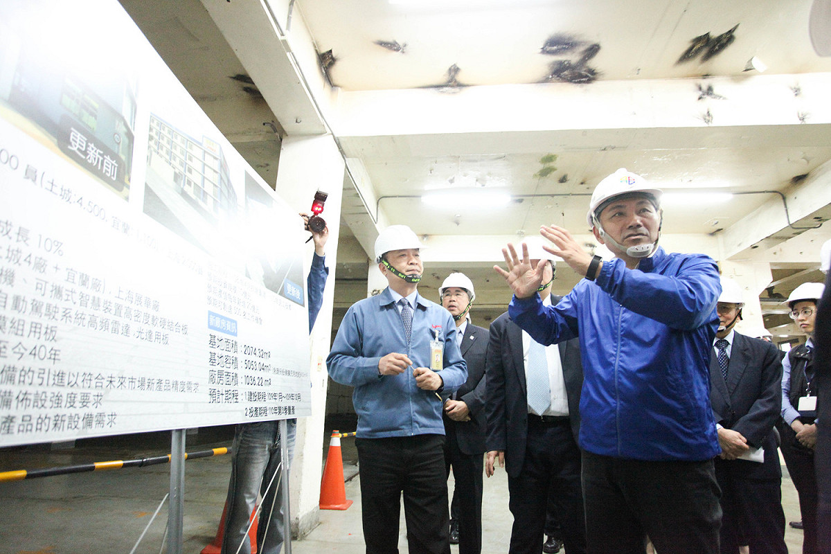 新北市長侯友宜(右一)上任後積極向中央爭取工業區立體化方案應擴大適用至一般都市計畫工業區。 圖：新北市政府/提供
