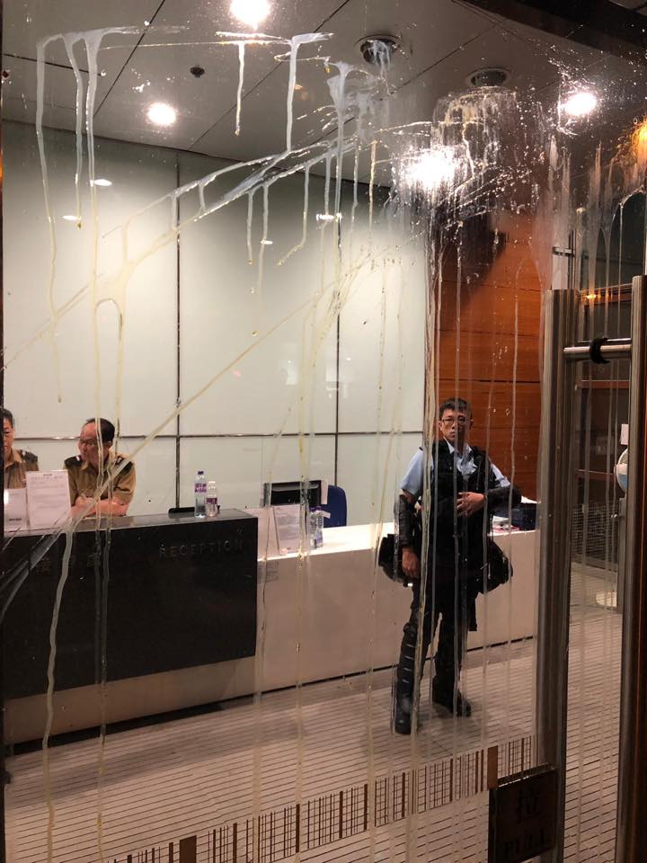 憤怒的示威者對公家機關建物扔雞蛋，以示抗議。 圖：翻攝自香港警察臉書粉絲頁