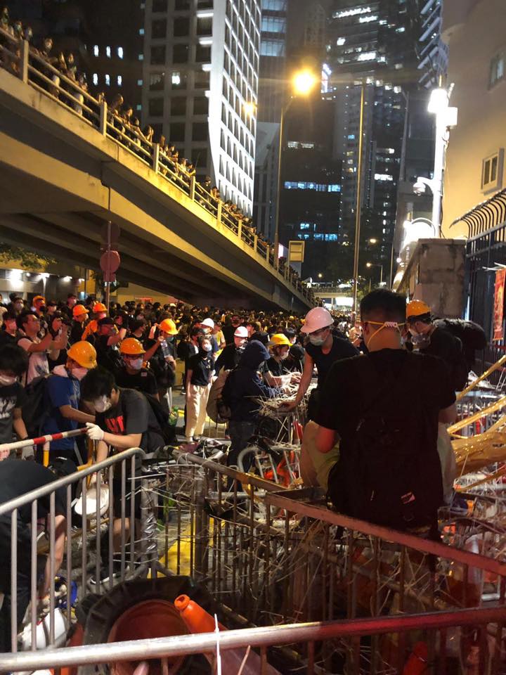 抗議民眾上街呼籲港府收回惡法修訂。 圖：翻攝自香港警察臉書粉絲頁