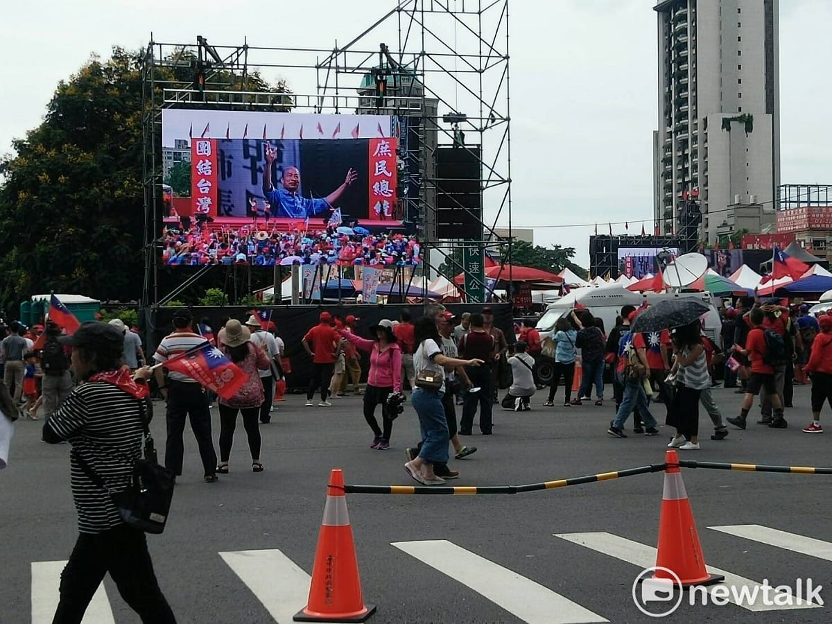 韓國瑜台中造勢大會現場的電視牆。 圖：唐復年/攝