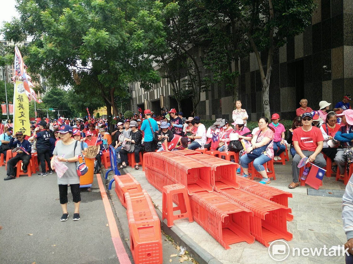 主辦單位表示現場準備了50000張椅子，但網友估算，現場椅子約16000張。 圖：唐復年/攝