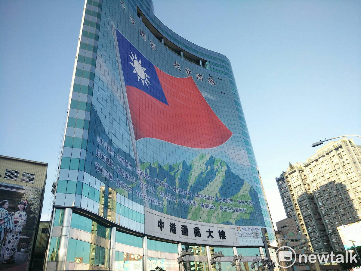 週邊大樓牆上出現中華民國國旗。 圖：唐復年/攝(資料畫面)